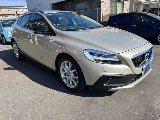 Ｖ４０ クロスカントリー　Ｄ４　サマム　１オーナー禁煙車／ＪＡＡＡ鑑定車／純正ナビ・地デジ・バックカメラ／ベージュ本革シート／アダプティブクルーズコントロール／衝突軽減／車線逸脱警告／ブラインドスポット／パークアシストパイロット（9枚目）