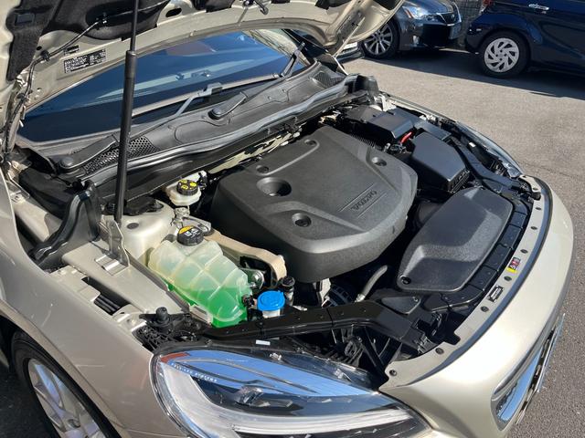 Ｖ４０ クロスカントリー　Ｄ４　サマム　１オーナー禁煙車／ＪＡＡＡ鑑定車／純正ナビ・地デジ・バックカメラ／ベージュ本革シート／アダプティブクルーズコントロール／衝突軽減／車線逸脱警告／ブラインドスポット／パークアシストパイロット（12枚目）