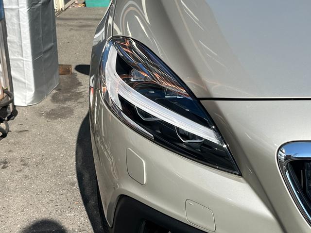 Ｖ４０ クロスカントリー　Ｄ４　サマム　１オーナー禁煙車／ＪＡＡＡ鑑定車／純正ナビ・地デジ・バックカメラ／ベージュ本革シート／アダプティブクルーズコントロール／衝突軽減／車線逸脱警告／ブラインドスポット／パークアシストパイロット（14枚目）