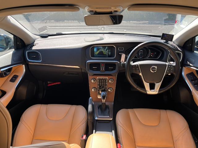 Ｖ４０ クロスカントリー　Ｄ４　サマム　１オーナー禁煙車／ＪＡＡＡ鑑定車／純正ナビ・地デジ・バックカメラ／ベージュ本革シート／アダプティブクルーズコントロール／衝突軽減／車線逸脱警告／ブラインドスポット／パークアシストパイロット（24枚目）