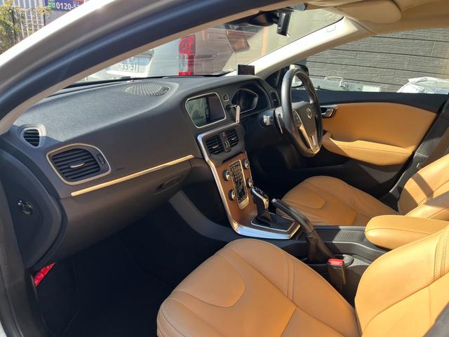 Ｖ４０ クロスカントリー　Ｄ４　サマム　１オーナー禁煙車／ＪＡＡＡ鑑定車／純正ナビ・地デジ・バックカメラ／ベージュ本革シート／アダプティブクルーズコントロール／衝突軽減／車線逸脱警告／ブラインドスポット／パークアシストパイロット（27枚目）