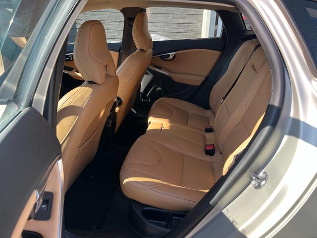 Ｖ４０ クロスカントリー　Ｄ４　サマム　１オーナー禁煙車／ＪＡＡＡ鑑定車／純正ナビ・地デジ・バックカメラ／ベージュ本革シート／アダプティブクルーズコントロール／衝突軽減／車線逸脱警告／ブラインドスポット／パークアシストパイロット（28枚目）