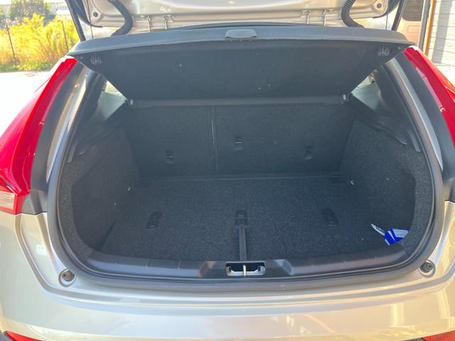 Ｖ４０ クロスカントリー　Ｄ４　サマム　１オーナー禁煙車／ＪＡＡＡ鑑定車／純正ナビ・地デジ・バックカメラ／ベージュ本革シート／アダプティブクルーズコントロール／衝突軽減／車線逸脱警告／ブラインドスポット／パークアシストパイロット（29枚目）