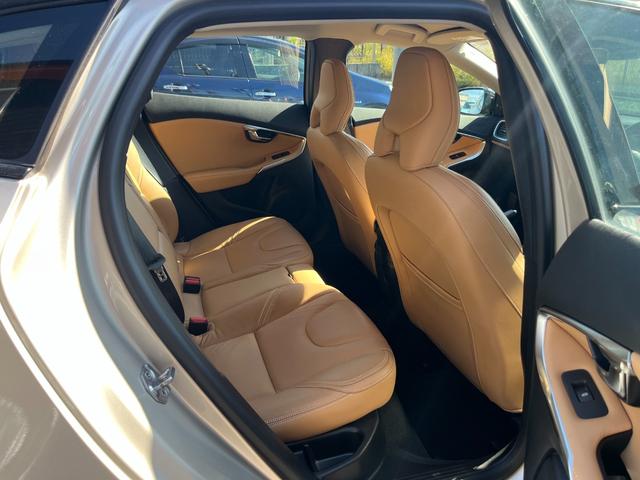 Ｖ４０ クロスカントリー　Ｄ４　サマム　１オーナー禁煙車／ＪＡＡＡ鑑定車／純正ナビ・地デジ・バックカメラ／ベージュ本革シート／アダプティブクルーズコントロール／衝突軽減／車線逸脱警告／ブラインドスポット／パークアシストパイロット（32枚目）