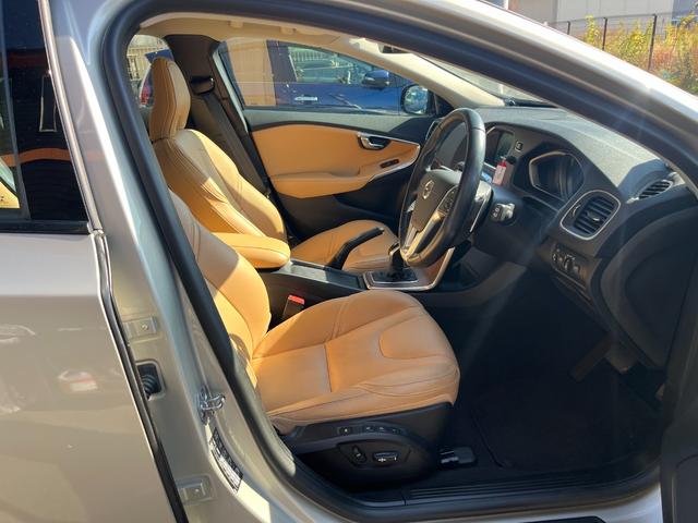 Ｖ４０ クロスカントリー　Ｄ４　サマム　１オーナー禁煙車／ＪＡＡＡ鑑定車／純正ナビ・地デジ・バックカメラ／ベージュ本革シート／アダプティブクルーズコントロール／衝突軽減／車線逸脱警告／ブラインドスポット／パークアシストパイロット（33枚目）