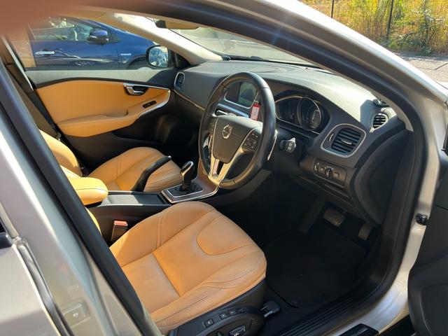 Ｖ４０ クロスカントリー　Ｄ４　サマム　１オーナー禁煙車／ＪＡＡＡ鑑定車／純正ナビ・地デジ・バックカメラ／ベージュ本革シート／アダプティブクルーズコントロール／衝突軽減／車線逸脱警告／ブラインドスポット／パークアシストパイロット（34枚目）