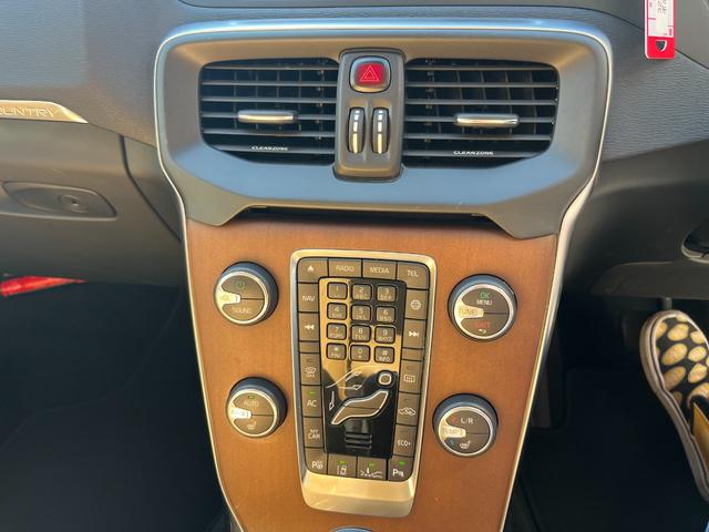 Ｖ４０ クロスカントリー　Ｄ４　サマム　１オーナー禁煙車／ＪＡＡＡ鑑定車／純正ナビ・地デジ・バックカメラ／ベージュ本革シート／アダプティブクルーズコントロール／衝突軽減／車線逸脱警告／ブラインドスポット／パークアシストパイロット（40枚目）