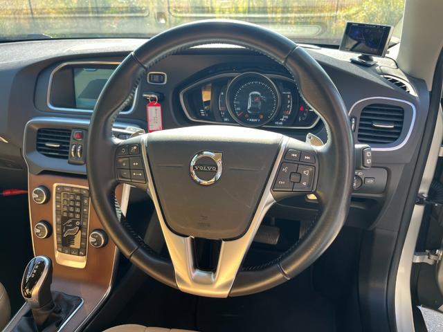 Ｖ４０ クロスカントリー　Ｄ４　サマム　１オーナー禁煙車／ＪＡＡＡ鑑定車／純正ナビ・地デジ・バックカメラ／ベージュ本革シート／アダプティブクルーズコントロール／衝突軽減／車線逸脱警告／ブラインドスポット／パークアシストパイロット（45枚目）