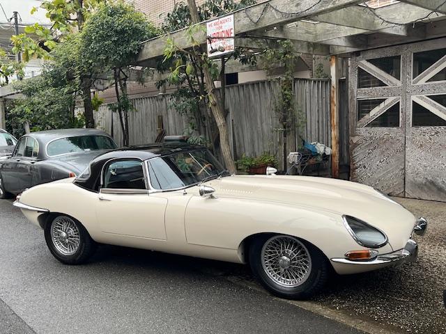 Eタイプ SI 4.2 ロードスター ボディー/内装フルレストア済み ハードトップ付き 幌/トノカバー新品(モヘア) 左ハンドル 検査2年付き(4枚目)