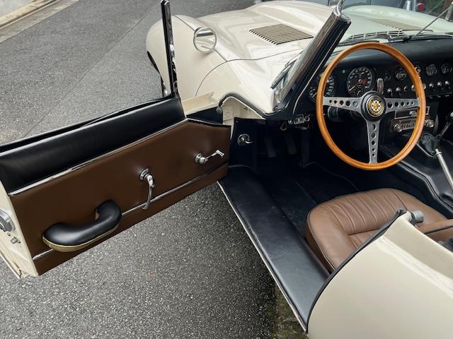 Eタイプ SI 4.2 ロードスター ボディー/内装フルレストア済み ハードトップ付き 幌/トノカバー新品(モヘア) 左ハンドル 検査2年付き(27枚目)