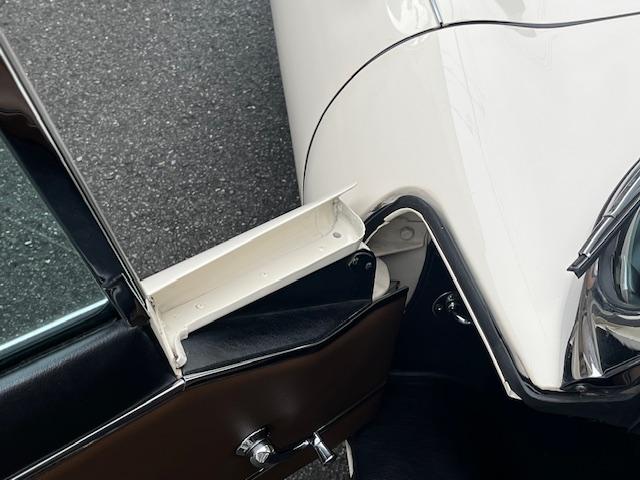 Eタイプ SI 4.2 ロードスター ボディー/内装フルレストア済み ハードトップ付き 幌/トノカバー新品(モヘア) 左ハンドル 検査2年付き(31枚目)