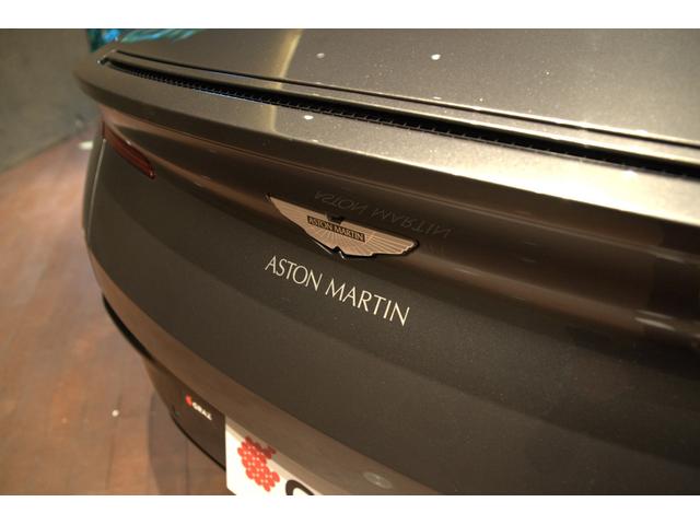 DB11 ローンチエディション 世界限定1000台シルバールーフストレーキ AstonMartin Wingsヘッドレスト刺繍 B&O BeoSoundオーディオ シートヒーター、ベンチレーション ンテンポラリーアルカンターラルーフ(5枚目)