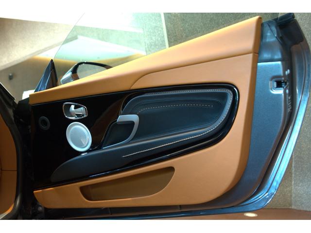 DB11 ローンチエディション 世界限定1000台シルバールーフストレーキ AstonMartin Wingsヘッドレスト刺繍 B&O BeoSoundオーディオ シートヒーター、ベンチレーション ンテンポラリーアルカンターラルーフ(20枚目)