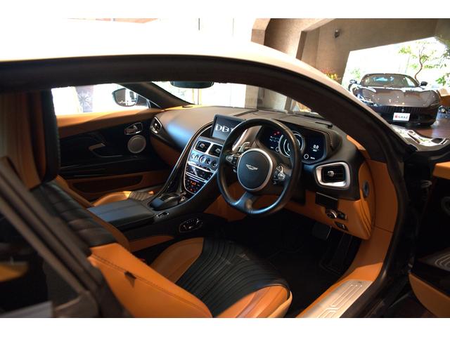 DB11 ローンチエディション 世界限定1000台シルバールーフストレーキ AstonMartin Wingsヘッドレスト刺繍 B&O BeoSoundオーディオ シートヒーター、ベンチレーション ンテンポラリーアルカンターラルーフ(21枚目)