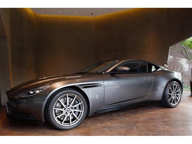 ＤＢ１１ ５．２Ｌ　左ハンドル　カーボンファイバーインテリアトリムパック　Ｂ＆Ｏ　ヘッドレスト刺繍　ネクサスキルティング　アイボリーアルカンターラルーフライニング　エクステリアブラックパック　ユニオンフラッグバッジ（2枚目）