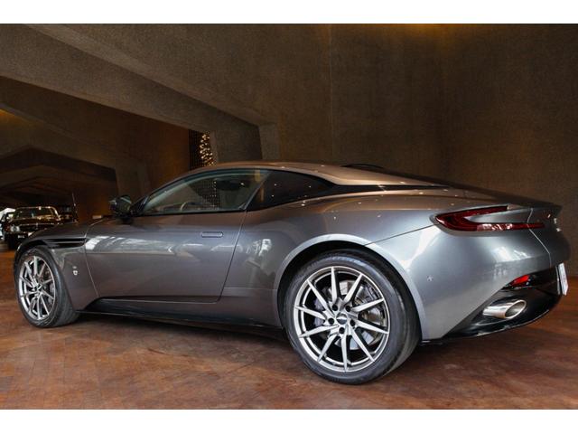 ＤＢ１１ ５．２Ｌ　左ハンドル　カーボンファイバーインテリアトリムパック　Ｂ＆Ｏ　ヘッドレスト刺繍　ネクサスキルティング　アイボリーアルカンターラルーフライニング　エクステリアブラックパック　ユニオンフラッグバッジ（3枚目）