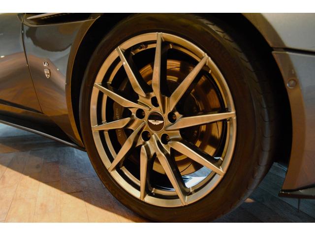 ＤＢ１１ ５．２Ｌ　左ハンドル　カーボンファイバーインテリアトリムパック　Ｂ＆Ｏ　ヘッドレスト刺繍　ネクサスキルティング　アイボリーアルカンターラルーフライニング　エクステリアブラックパック　ユニオンフラッグバッジ（5枚目）