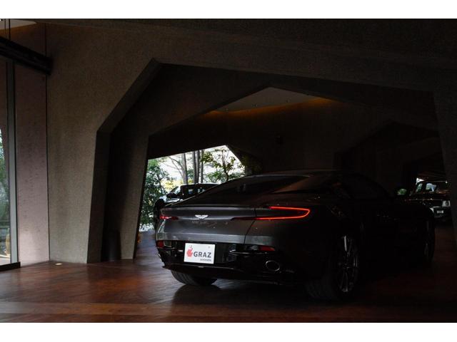 ＤＢ１１ ５．２Ｌ　左ハンドル　カーボンファイバーインテリアトリムパック　Ｂ＆Ｏ　ヘッドレスト刺繍　ネクサスキルティング　アイボリーアルカンターラルーフライニング　エクステリアブラックパック　ユニオンフラッグバッジ（7枚目）