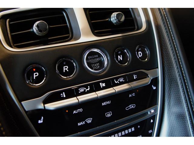 ＤＢ１１ ５．２Ｌ　左ハンドル　カーボンファイバーインテリアトリムパック　Ｂ＆Ｏ　ヘッドレスト刺繍　ネクサスキルティング　アイボリーアルカンターラルーフライニング　エクステリアブラックパック　ユニオンフラッグバッジ（12枚目）