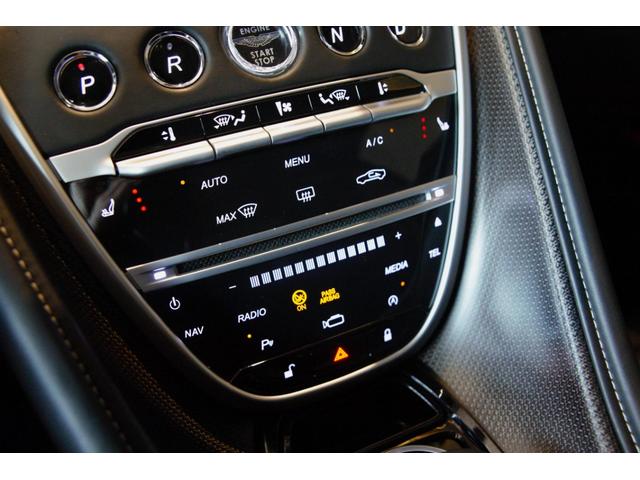 ＤＢ１１ ５．２Ｌ　左ハンドル　カーボンファイバーインテリアトリムパック　Ｂ＆Ｏ　ヘッドレスト刺繍　ネクサスキルティング　アイボリーアルカンターラルーフライニング　エクステリアブラックパック　ユニオンフラッグバッジ（13枚目）