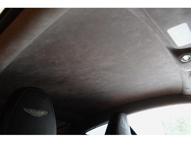 ＤＢ１１ ５．２Ｌ　左ハンドル　カーボンファイバーインテリアトリムパック　Ｂ＆Ｏ　ヘッドレスト刺繍　ネクサスキルティング　アイボリーアルカンターラルーフライニング　エクステリアブラックパック　ユニオンフラッグバッジ（19枚目）