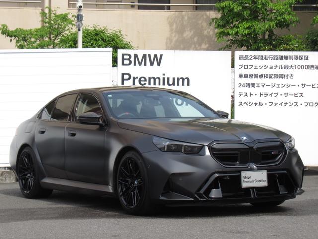 Ｍ５ 　純正ナビ　２０／２１インチアロイホイール　全周囲カメラ　衝突軽減ブレーキ　赤レザーシート　フロントシートヒーター　Ｂｌｕｅｔｏｏｔｈプラグインハイブリッド（3枚目）