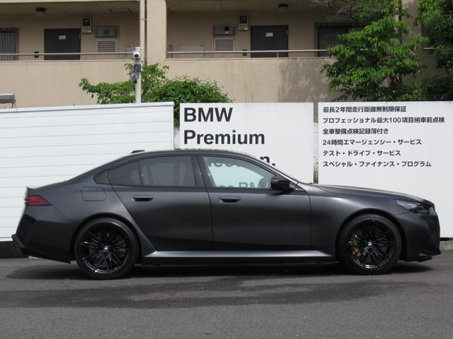 Ｍ５ 　純正ナビ　２０／２１インチアロイホイール　全周囲カメラ　衝突軽減ブレーキ　赤レザーシート　フロントシートヒーター　Ｂｌｕｅｔｏｏｔｈプラグインハイブリッド（4枚目）