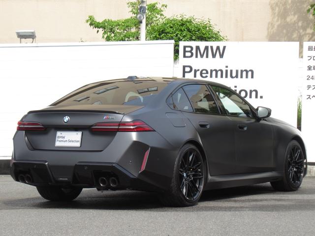 Ｍ５ 　純正ナビ　２０／２１インチアロイホイール　全周囲カメラ　衝突軽減ブレーキ　赤レザーシート　フロントシートヒーター　Ｂｌｕｅｔｏｏｔｈプラグインハイブリッド（5枚目）