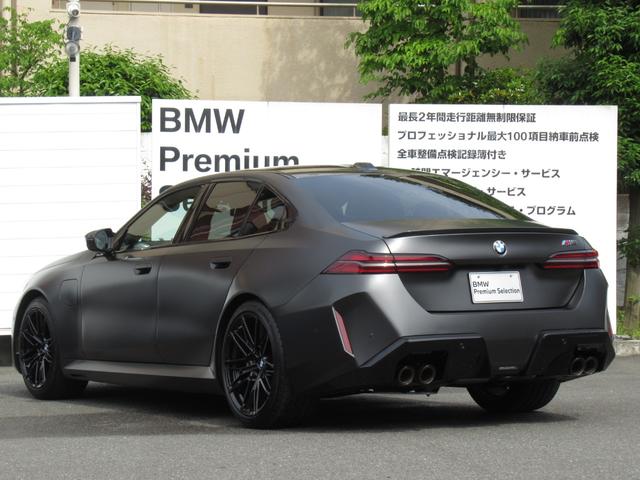 Ｍ５ 　純正ナビ　２０／２１インチアロイホイール　全周囲カメラ　衝突軽減ブレーキ　赤レザーシート　フロントシートヒーター　Ｂｌｕｅｔｏｏｔｈプラグインハイブリッド（7枚目）