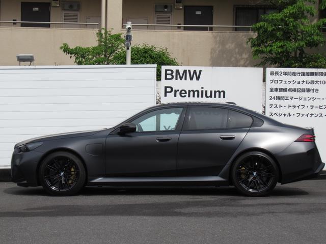 Ｍ５ 　純正ナビ　２０／２１インチアロイホイール　全周囲カメラ　衝突軽減ブレーキ　赤レザーシート　フロントシートヒーター　Ｂｌｕｅｔｏｏｔｈプラグインハイブリッド（8枚目）