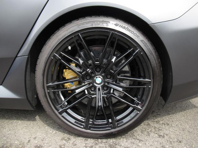 Ｍ５ 　純正ナビ　２０／２１インチアロイホイール　全周囲カメラ　衝突軽減ブレーキ　赤レザーシート　フロントシートヒーター　Ｂｌｕｅｔｏｏｔｈプラグインハイブリッド（9枚目）