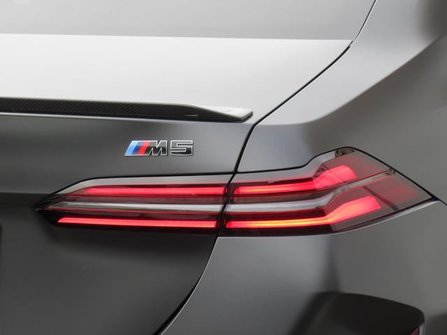 Ｍ５ 　純正ナビ　２０／２１インチアロイホイール　全周囲カメラ　衝突軽減ブレーキ　赤レザーシート　フロントシートヒーター　Ｂｌｕｅｔｏｏｔｈプラグインハイブリッド（15枚目）
