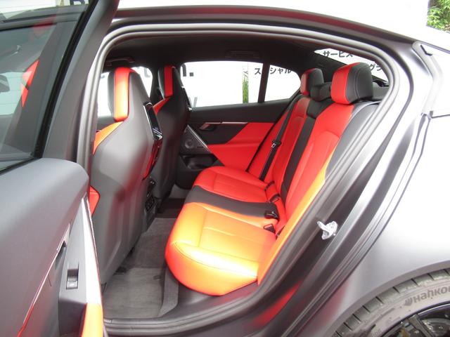 Ｍ５ 　純正ナビ　２０／２１インチアロイホイール　全周囲カメラ　衝突軽減ブレーキ　赤レザーシート　フロントシートヒーター　Ｂｌｕｅｔｏｏｔｈプラグインハイブリッド（25枚目）