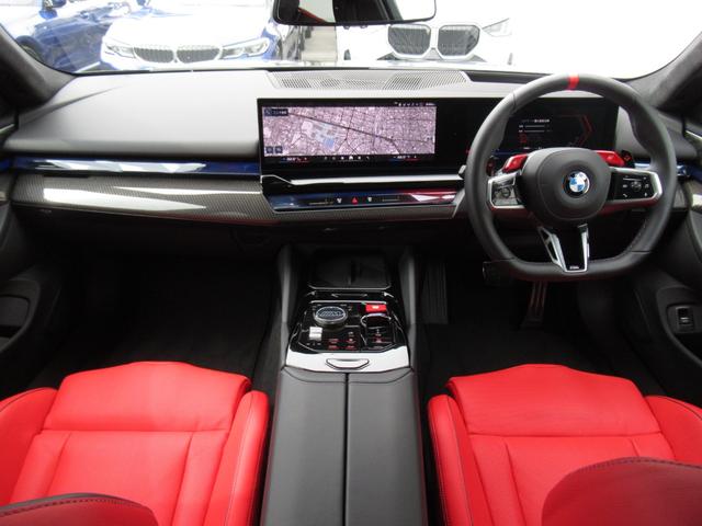 Ｍ５ 　純正ナビ　２０／２１インチアロイホイール　全周囲カメラ　衝突軽減ブレーキ　赤レザーシート　フロントシートヒーター　Ｂｌｕｅｔｏｏｔｈプラグインハイブリッド（26枚目）