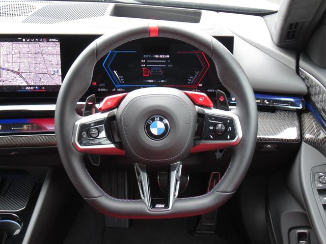 Ｍ５ 　純正ナビ　２０／２１インチアロイホイール　全周囲カメラ　衝突軽減ブレーキ　赤レザーシート　フロントシートヒーター　Ｂｌｕｅｔｏｏｔｈプラグインハイブリッド（28枚目）