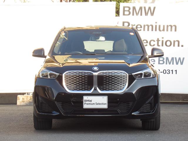 ｉＸ１ ｅＤｒｉｖｅ　２０　Ｍスポーツ　純正ナビゲーション　１８インチアロイホイール　全周囲カメラ　ハーフレザー　フロンシートヒーター　衝突軽減ブレーキ　元デモカー（2枚目）