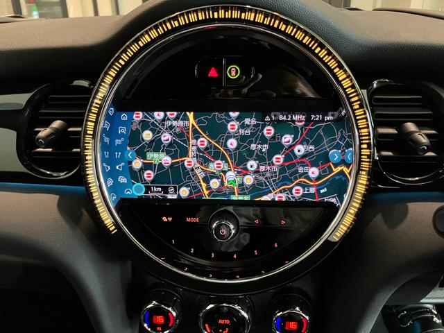 ＭＩＮＩ ＪＣＷ　プレミアムプラスパッケージ　ＪＣＷトリム　認定中古車　ステアリング　ホイール　ナッパ　レザー　格納機能付きドアミラー　コンフォートアクセス　　Ｒ　ビューカメラ　Ｆ　アーム　レスト　　アダプティブ　クルーズ　コントロール（8枚目）