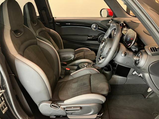 ＭＩＮＩ ＪＣＷ　プレミアムプラスパッケージ　ＪＣＷトリム　認定中古車　ステアリング　ホイール　ナッパ　レザー　格納機能付きドアミラー　コンフォートアクセス　　Ｒ　ビューカメラ　Ｆ　アーム　レスト　　アダプティブ　クルーズ　コントロール（12枚目）
