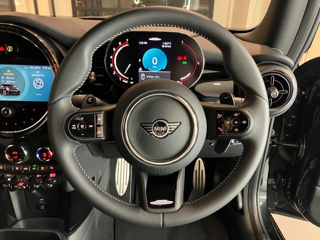 ＭＩＮＩ ＪＣＷ　プレミアムプラスパッケージ　ＪＣＷトリム　認定中古車　ステアリング　ホイール　ナッパ　レザー　格納機能付きドアミラー　コンフォートアクセス　　Ｒ　ビューカメラ　Ｆ　アーム　レスト　　アダプティブ　クルーズ　コントロール（13枚目）