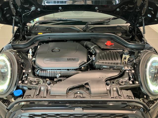 ＭＩＮＩ ＪＣＷ　プレミアムプラスパッケージ　ＪＣＷトリム　認定中古車　ステアリング　ホイール　ナッパ　レザー　格納機能付きドアミラー　コンフォートアクセス　　Ｒ　ビューカメラ　Ｆ　アーム　レスト　　アダプティブ　クルーズ　コントロール（14枚目）