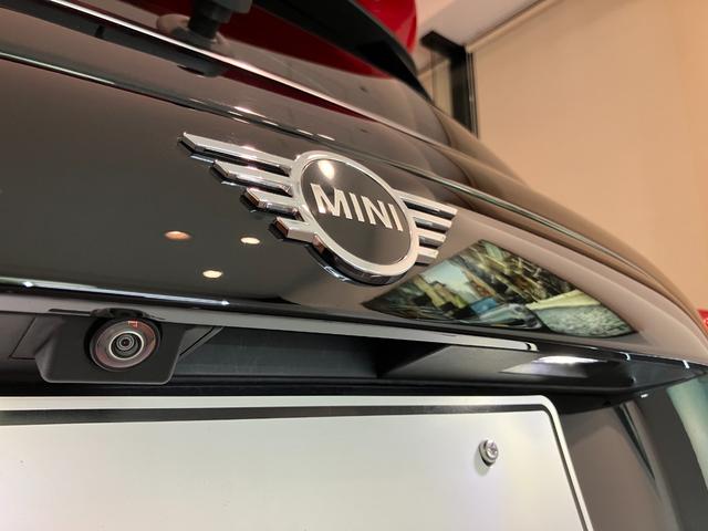 ＭＩＮＩ ＪＣＷ　プレミアムプラスパッケージ　ＪＣＷトリム　認定中古車　ステアリング　ホイール　ナッパ　レザー　格納機能付きドアミラー　コンフォートアクセス　　Ｒ　ビューカメラ　Ｆ　アーム　レスト　　アダプティブ　クルーズ　コントロール（17枚目）