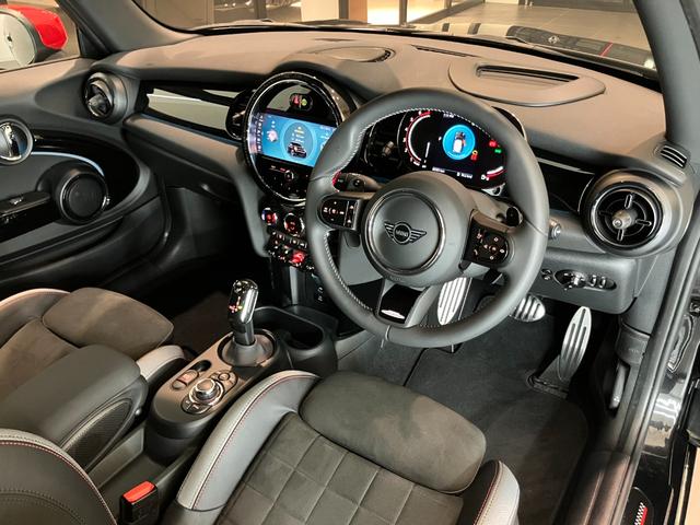 ＭＩＮＩ ＪＣＷ　プレミアムプラスパッケージ　ＪＣＷトリム　認定中古車　ステアリング　ホイール　ナッパ　レザー　格納機能付きドアミラー　コンフォートアクセス　　Ｒ　ビューカメラ　Ｆ　アーム　レスト　　アダプティブ　クルーズ　コントロール（23枚目）
