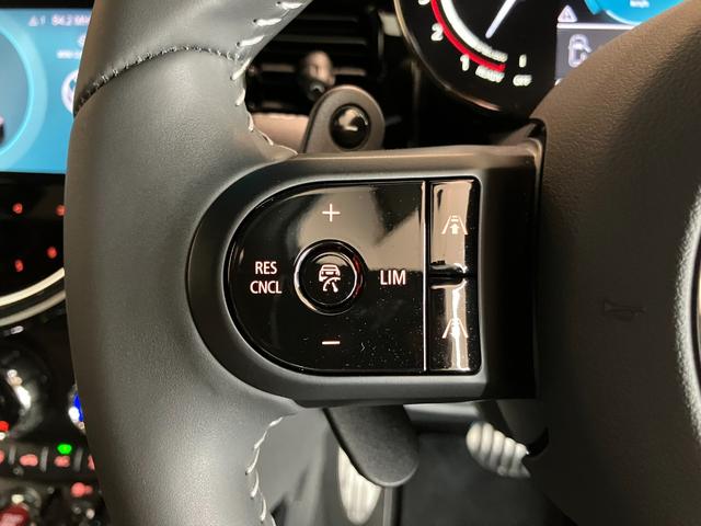 ＭＩＮＩ ＪＣＷ　プレミアムプラスパッケージ　ＪＣＷトリム　認定中古車　ステアリング　ホイール　ナッパ　レザー　格納機能付きドアミラー　コンフォートアクセス　　Ｒ　ビューカメラ　Ｆ　アーム　レスト　　アダプティブ　クルーズ　コントロール（29枚目）
