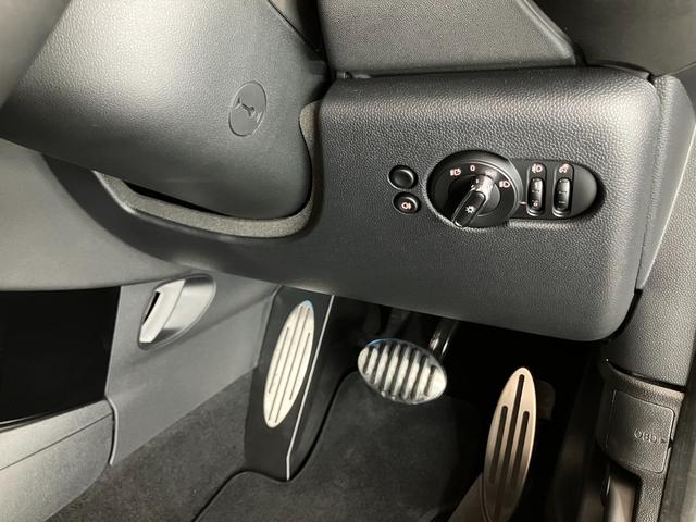 ＭＩＮＩ ＪＣＷ　プレミアムプラスパッケージ　ＪＣＷトリム　認定中古車　ステアリング　ホイール　ナッパ　レザー　格納機能付きドアミラー　コンフォートアクセス　　Ｒ　ビューカメラ　Ｆ　アーム　レスト　　アダプティブ　クルーズ　コントロール（33枚目）