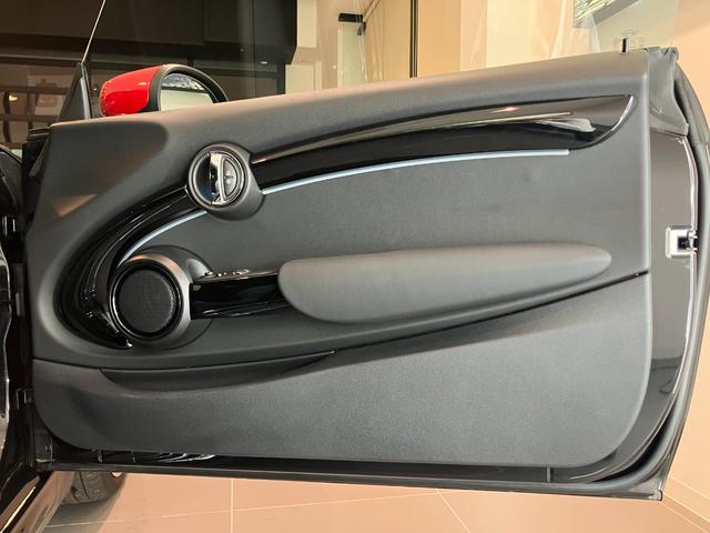 ＭＩＮＩ ＪＣＷ　プレミアムプラスパッケージ　ＪＣＷトリム　認定中古車　ステアリング　ホイール　ナッパ　レザー　格納機能付きドアミラー　コンフォートアクセス　　Ｒ　ビューカメラ　Ｆ　アーム　レスト　　アダプティブ　クルーズ　コントロール（35枚目）