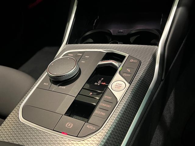 ３シリーズ ３１８ｉツーリング　Ｍスポーツ　認定中古車　ＢＭＷライトアロイホイール　ダブルスポーク　ＡＴ　パドル　スイッチ付き　バリアブル　スポーツ　ステアリング　Ｍ　スポーツ　パッケージ（9枚目）