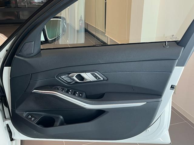３シリーズ ３１８ｉツーリング　Ｍスポーツ　認定中古車　ＢＭＷライトアロイホイール　ダブルスポーク　ＡＴ　パドル　スイッチ付き　バリアブル　スポーツ　ステアリング　Ｍ　スポーツ　パッケージ（36枚目）