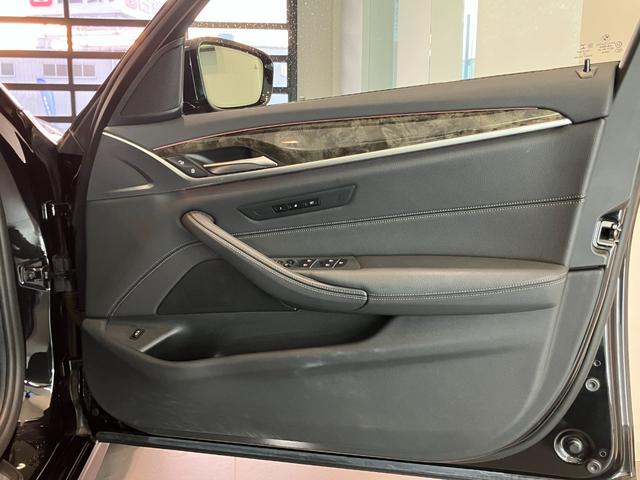 ５シリーズ ５２３ｄ　ｘＤｒｉｖｅ　Ｍスピリット　認定中古車　ＢＭＷアロイ　ホイール　ダブルスポーク　コンフォートアクセス　　Ｍ　スポーツ　パッケージ　　Ｄｒｉｖｉｎｇ　Ａｓｓｉｓｔａｎｔ　Ｐｌｕｓ（41枚目）