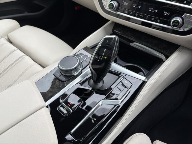 5シリーズ 523dxDriveツーリングMスポーツEDジョイ+ 認定中古車保証 セレクトパッケージ サンルーフ ホワイトレザー ETC 純正アルミホイール(18枚目)