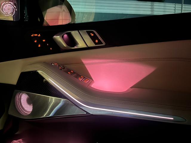 X7 xDrive 40d Mスポーツ 認定中古保証、走行距離10000Km、スカイラウンジルーフ、 6人乗り、 白革 MspPkgプロ B&Wサウンド、カーボンインテリア、アルミサイドステップ、全周囲カメラ(11枚目)